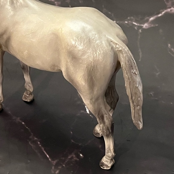 Breyer Horse Classic Freedom Pearly Grey Glossy Thoroughbred Horse - Picture 5 of 6
